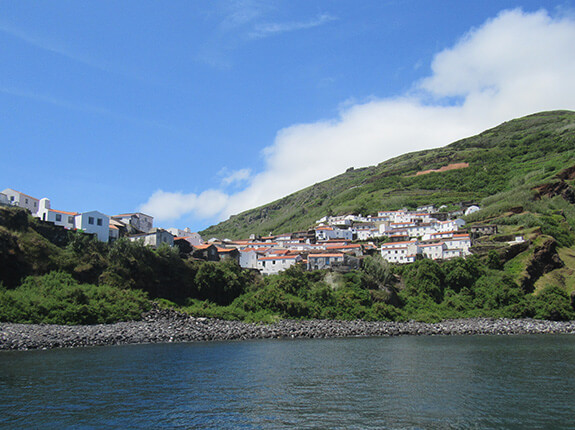 O património natural, cultural (material e imaterial), histórico e paisagístico do Corvo integram um complexo mosaico que só pode ser apreendido, entendido e vivenciado in loco, percorrendo o território. O espaço e o tempo são as duas coordenadas que sustentam esses elementos patrimoniais e os tornam inteligíveis. 